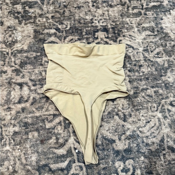 SKIMS High-Waist shape wear Panties in Beige thang size xl - Picture 2 of 5